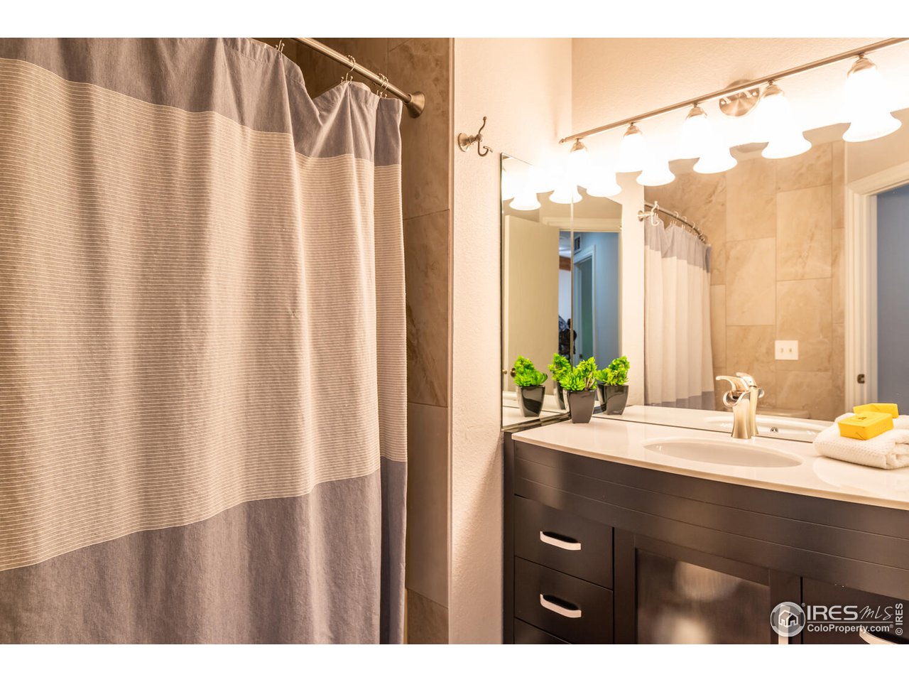 5070 Buckingham Road Boulder, CO 80301 - Photo 13 of 17 Full Guest Bath