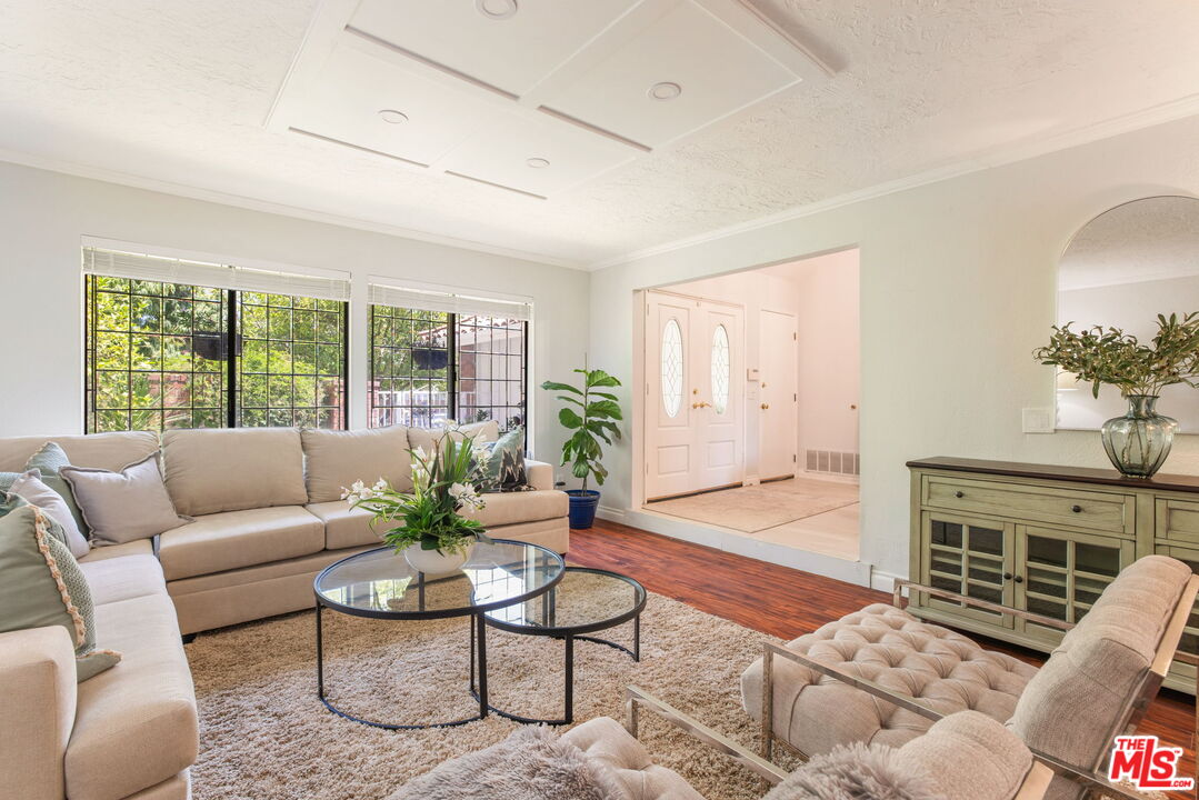 2829 Bottlebrush Drive Los Angeles, CA 90077 - Photo 6 of 40 a living room with furniture
