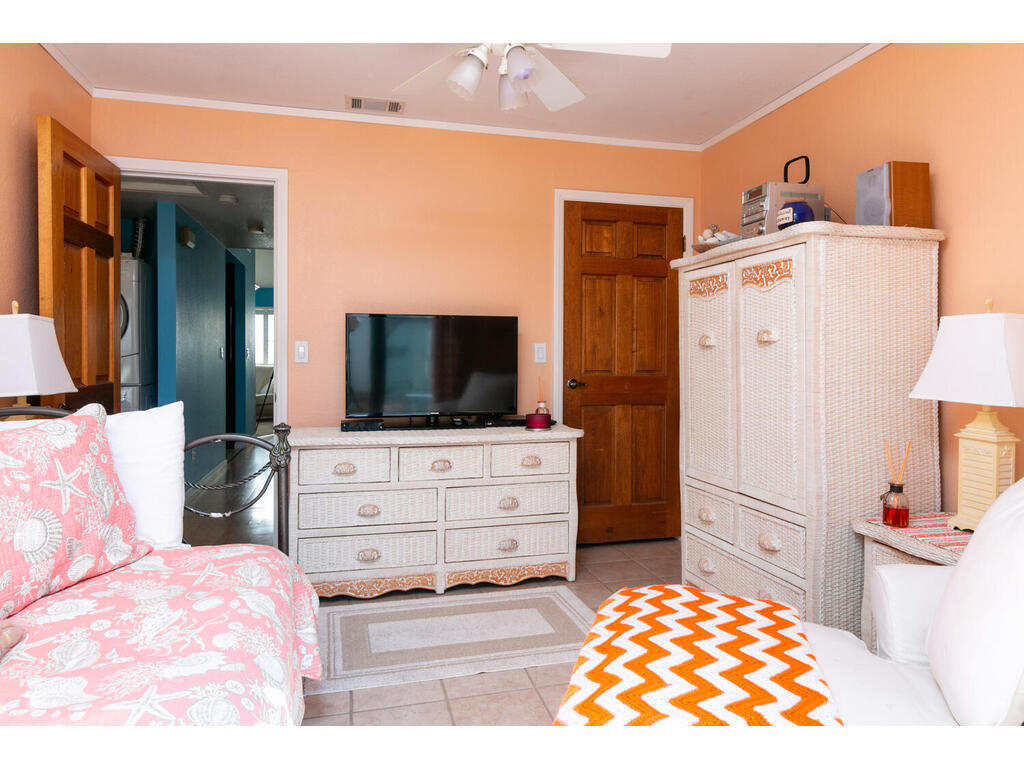 848 Woodland Avenue, Unit 6 Ojai, CA 93023 - Photo 15 of 29 848 Woodland Ave 6-015-013-Bedroom-MLS_S