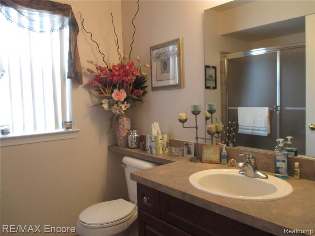 3567 Tremonte Circle, Unit 243 Rochester, MI 48306 - Photo 18 of 23 Main bath