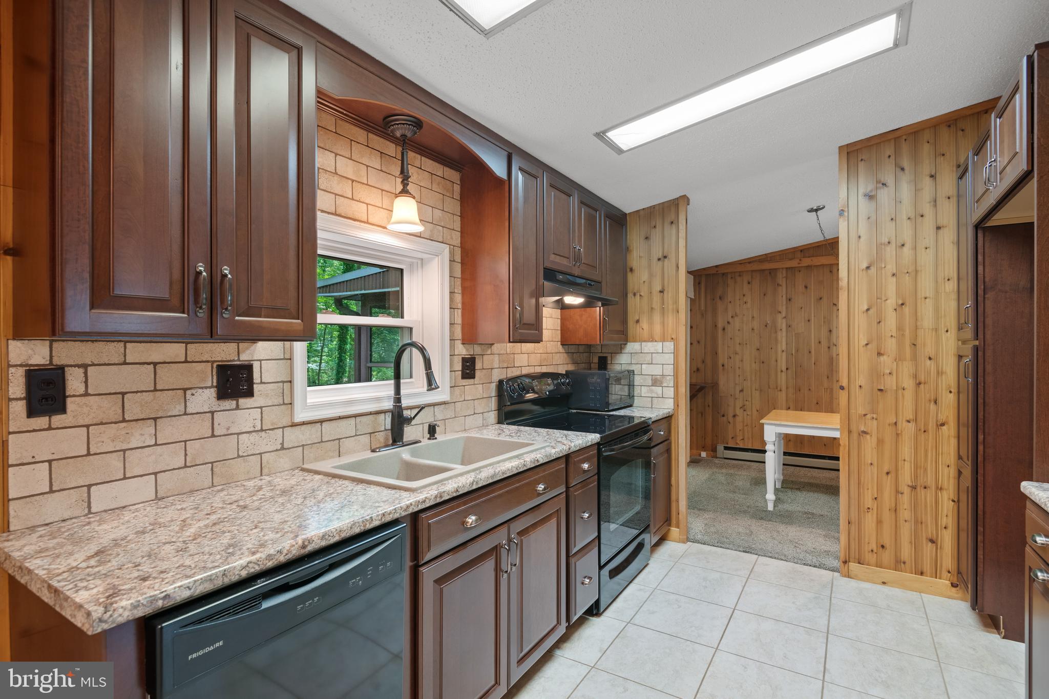 61 Maple Avenue Manheim, PA 17545 - Photo 14 of 40 Showcased w/appealing CT bcksplsh & blk appliances