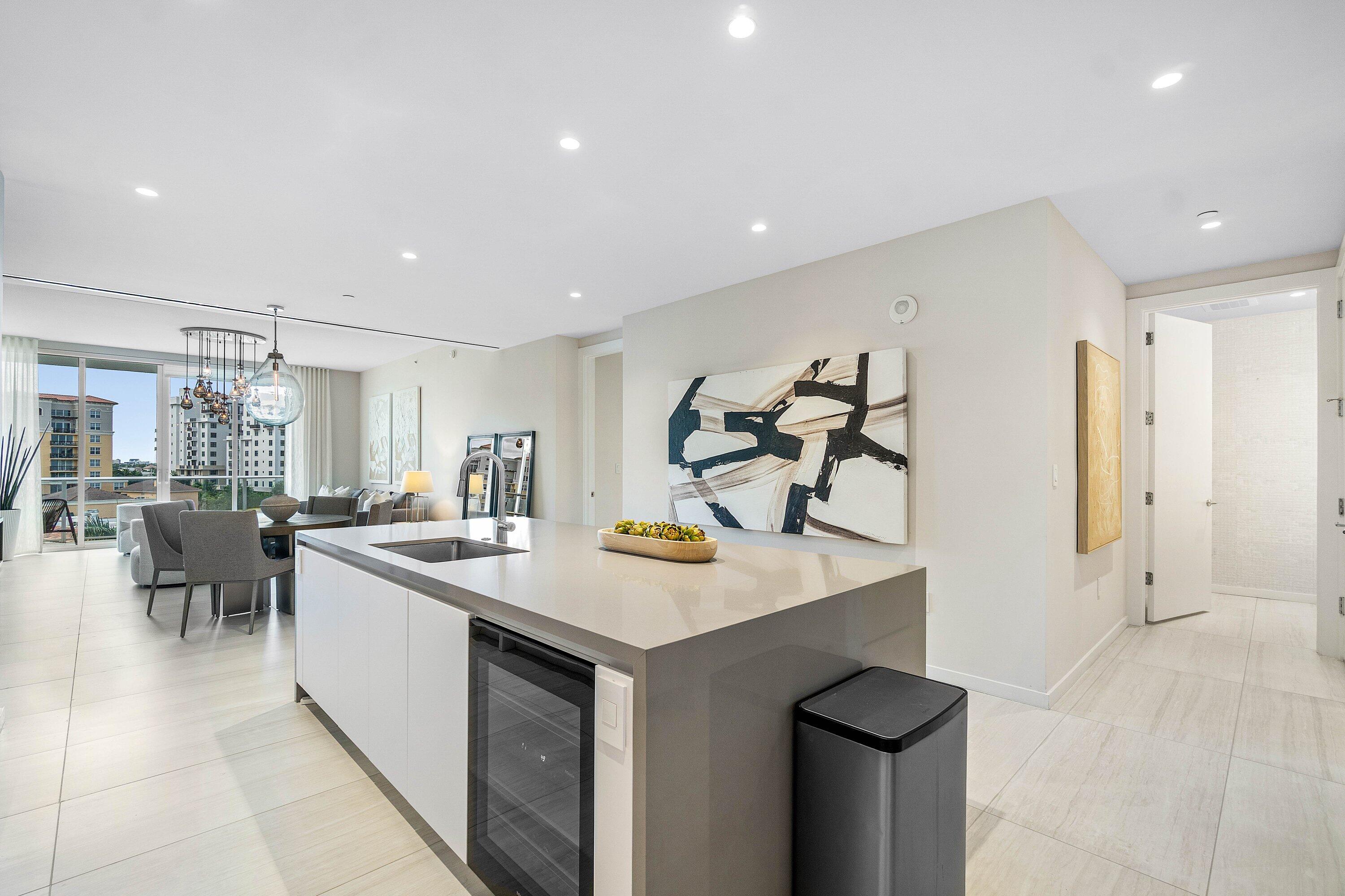 200 Southeast Mizner Boulevard, Unit 608 Boca Raton, FL 33432 - Photo 11 of 34 Kitchen