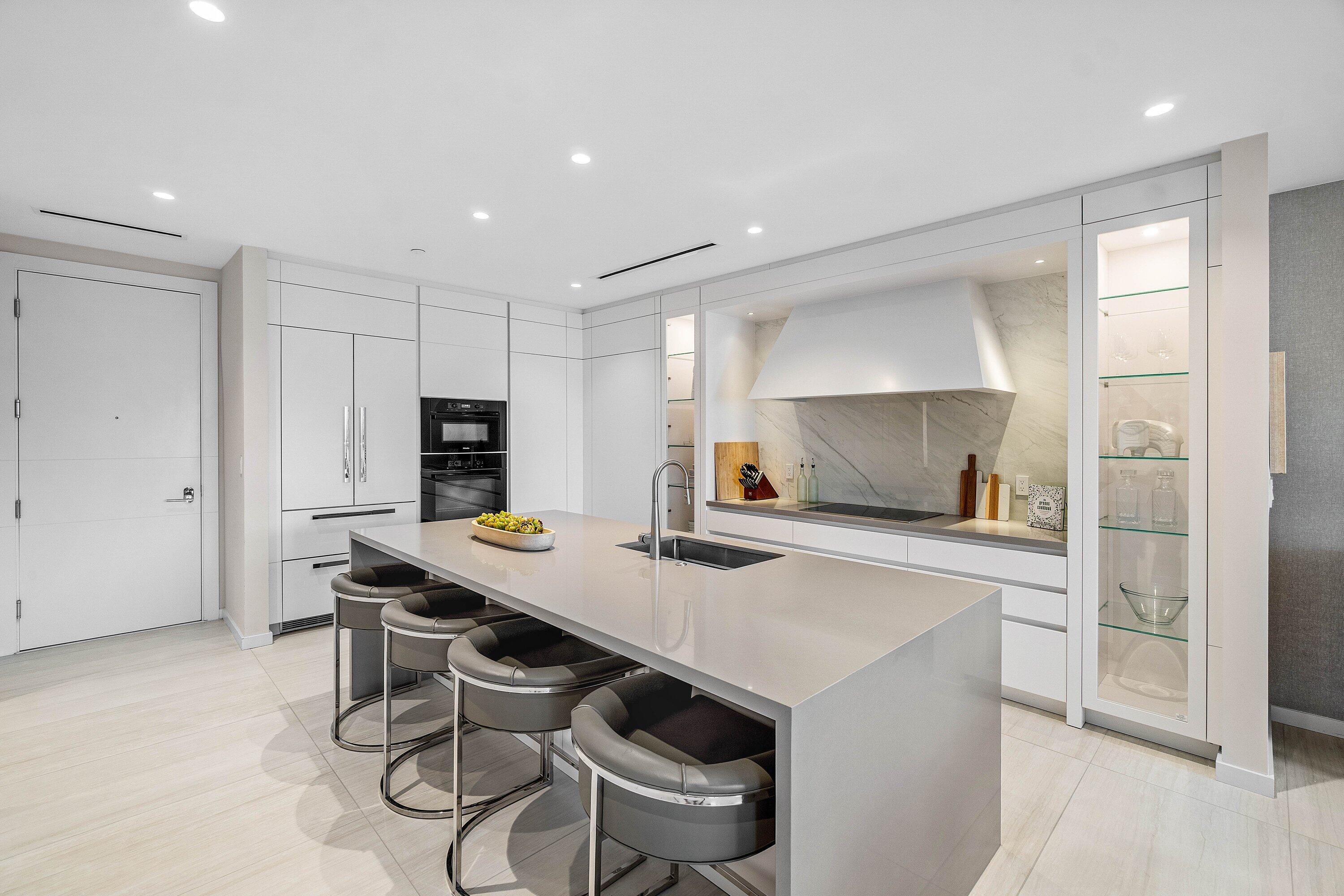 200 Southeast Mizner Boulevard, Unit 608 Boca Raton, FL 33432 - Photo 10 of 34 Kitchen