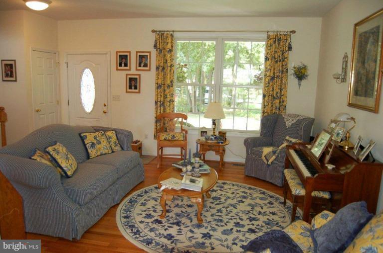 227 Pike Road Pasadena, MD 21122 - Photo 13 of 25 Living Room