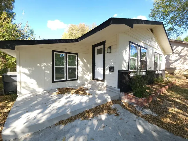 a view of a house with backyard
