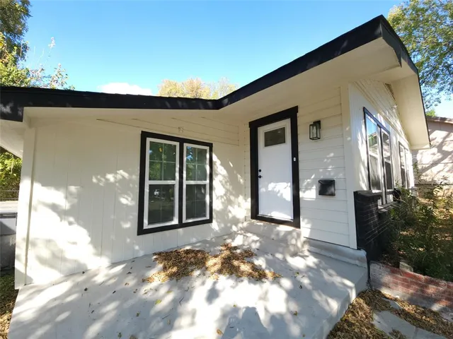 a view of a house with a backyard