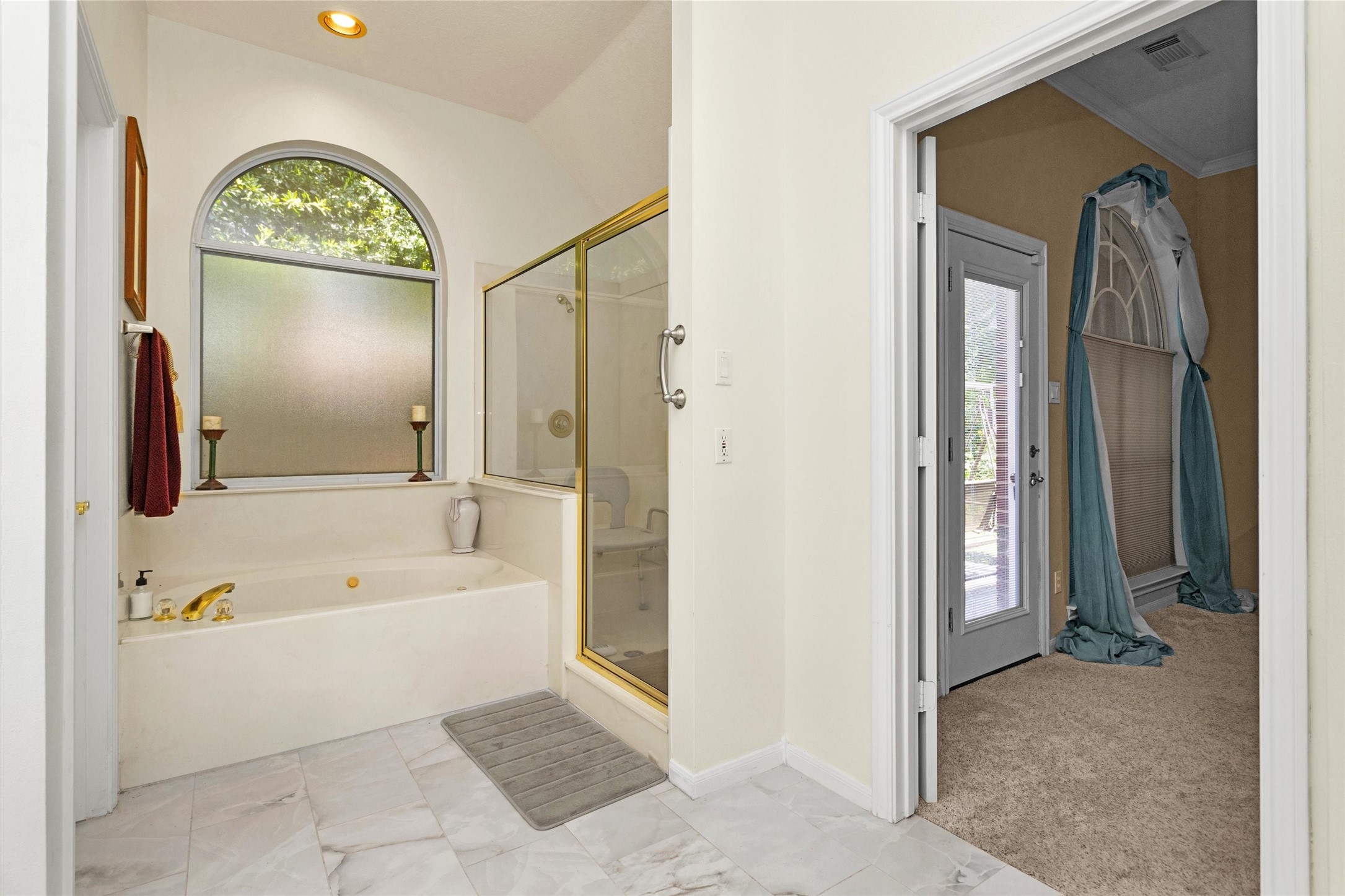 529 Stephen F Austin Drive Conroe, TX 77302 - Photo 32 of 37 a bathroom with a tub a mirror and a shower