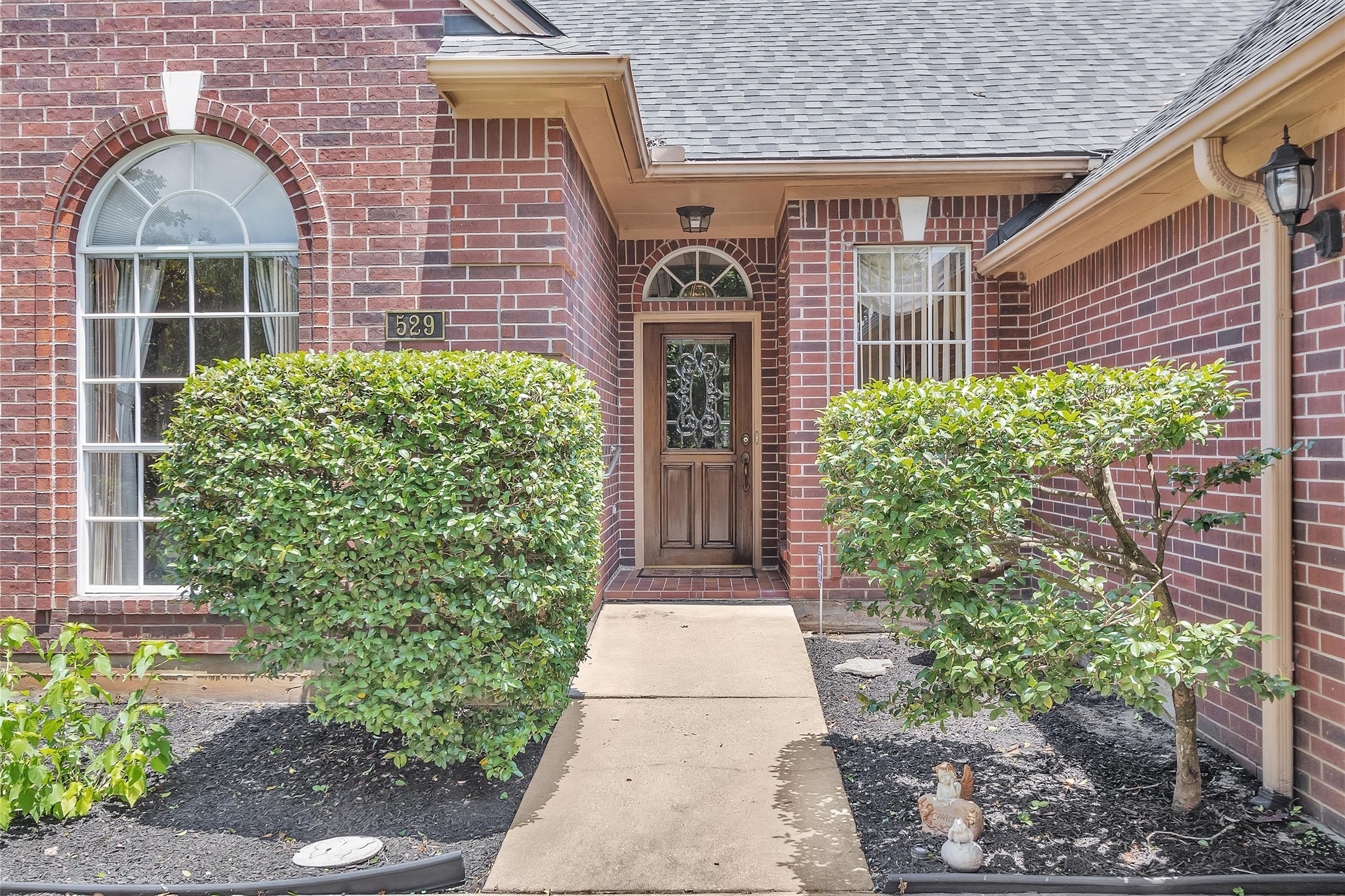 529 Stephen F Austin Drive Conroe, TX 77302 - Photo 5 of 37 a front view of a house