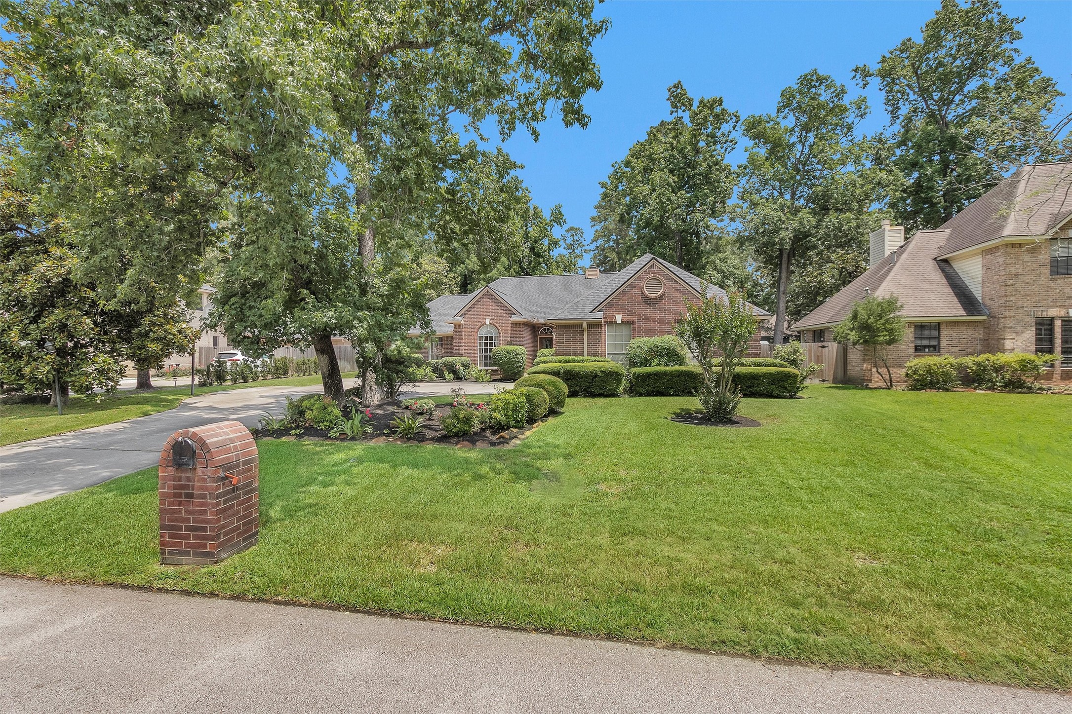 529 Stephen F Austin Drive Conroe, TX 77302 - Photo 7 of 37 a front view of a house with garden
