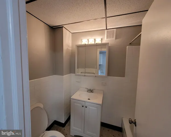 $1,100 | 439 North Simpson Street, Unit 2, Philadelphia, PA 19151