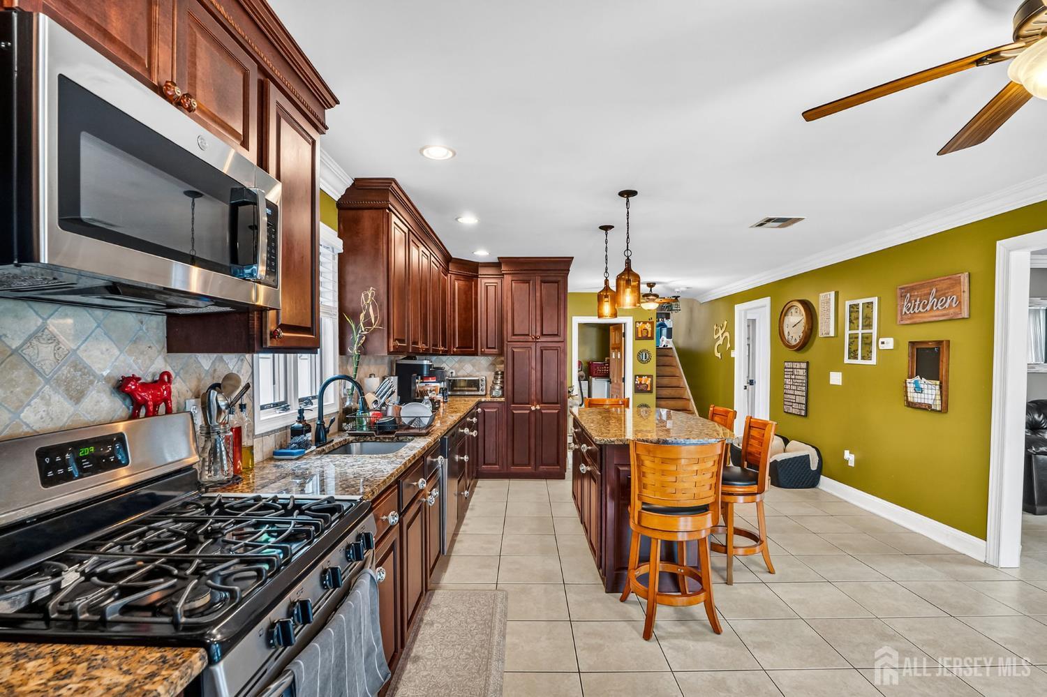 695 Spruce Road North Brunswick, NJ 08902 - Photo 7 of 63