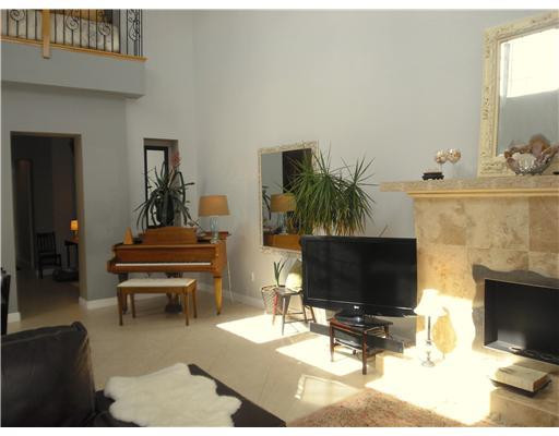 8328 Northwest 8th Terrace, Unit 37 Boca Raton, FL 33487 - Photo 5 of 18 Living Room