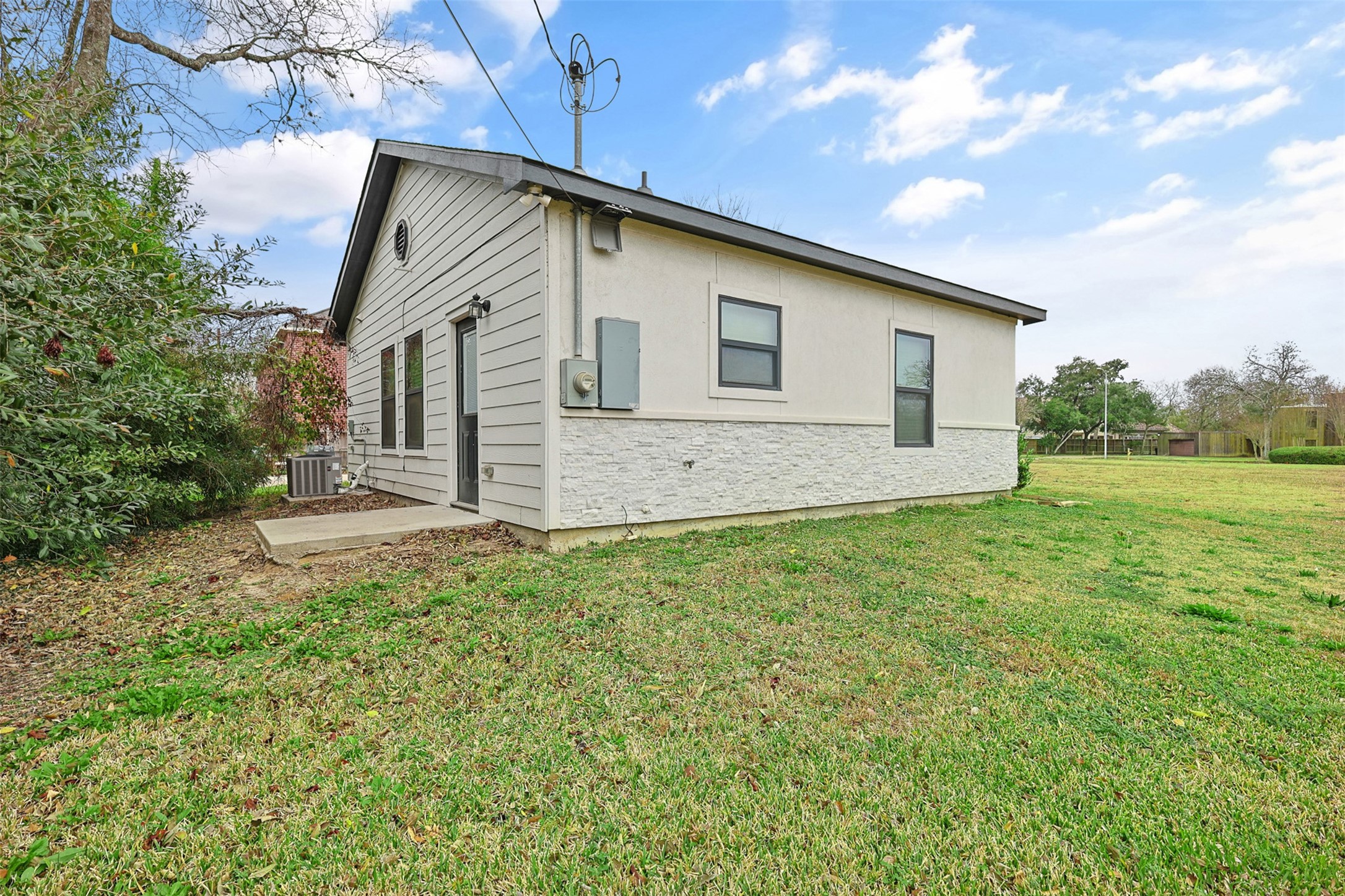 3922 Roseneath Drive Houston, TX 77021 - Photo 12 of 16 a backyard of a house with lots of green space