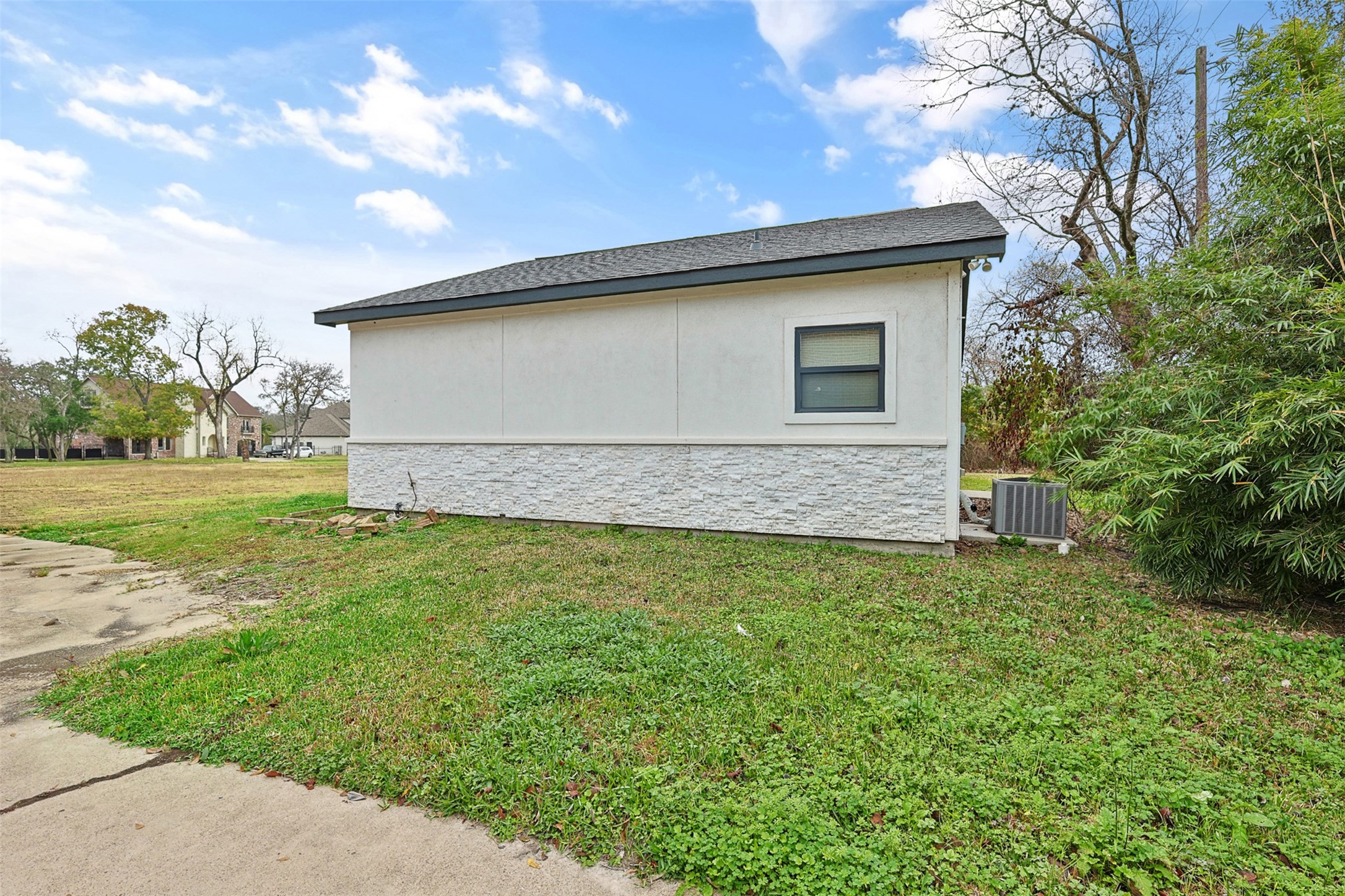 3922 Roseneath Drive Houston, TX 77021 - Photo 13 of 16 a house with a yard