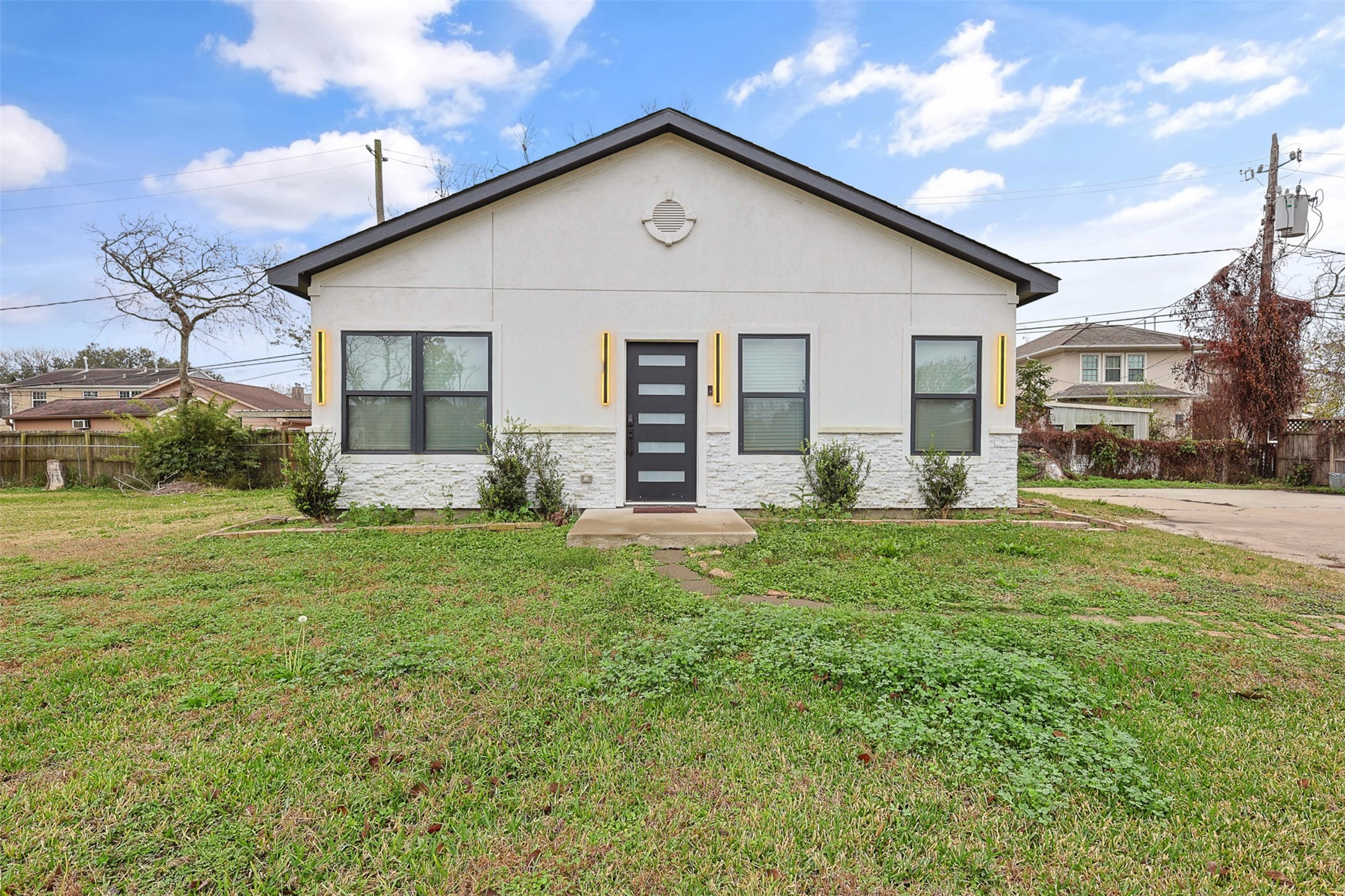 3922 Roseneath Drive Houston, TX 77021 - Photo 14 of 16 a view of a house with backyard