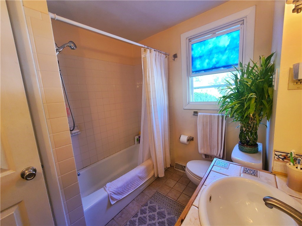 39 Kerri Lyn Road Warwick, RI 02889 - Photo 11 of 33