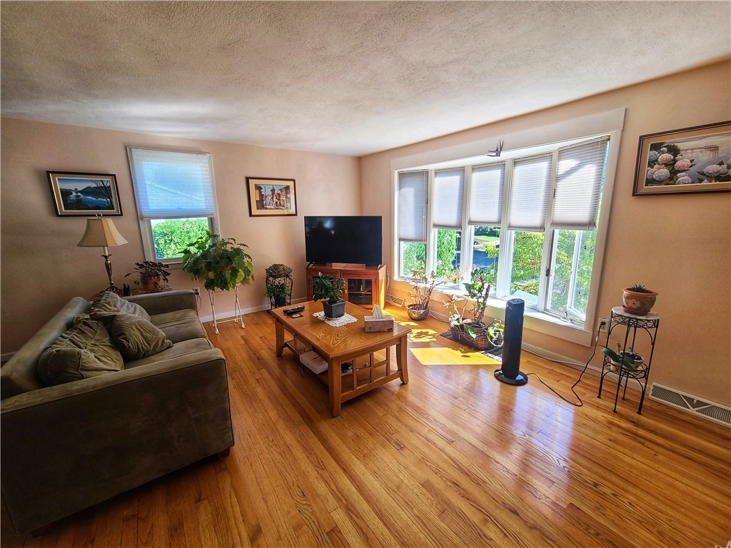 39 Kerri Lyn Road Warwick, RI 02889 - Photo 2 of 33