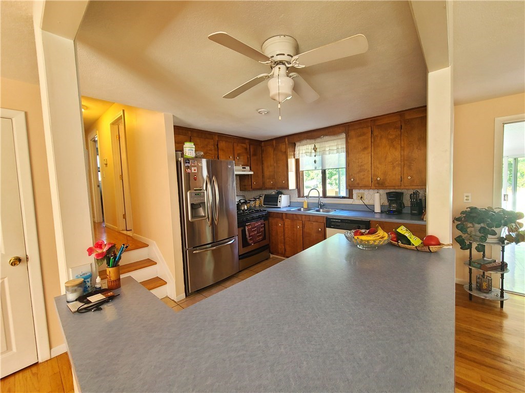 39 Kerri Lyn Road Warwick, RI 02889 - Photo 5 of 33