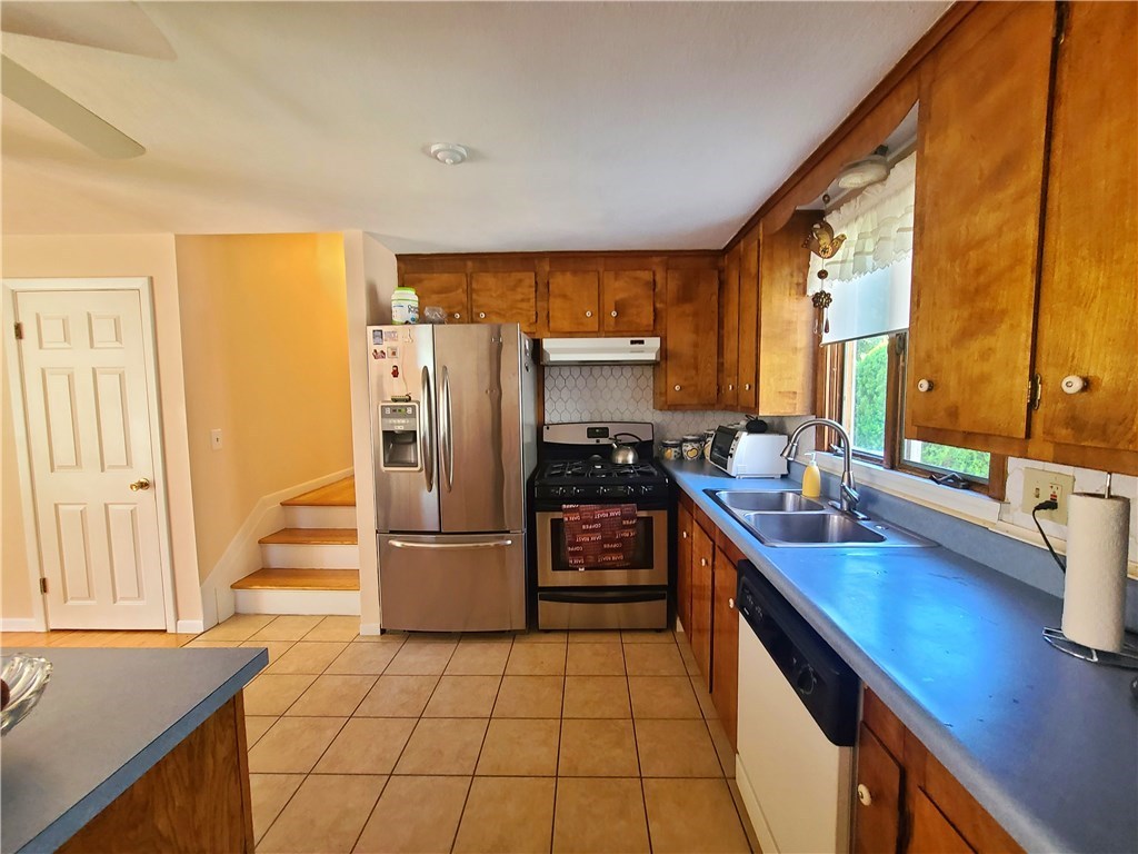 39 Kerri Lyn Road Warwick, RI 02889 - Photo 7 of 33
