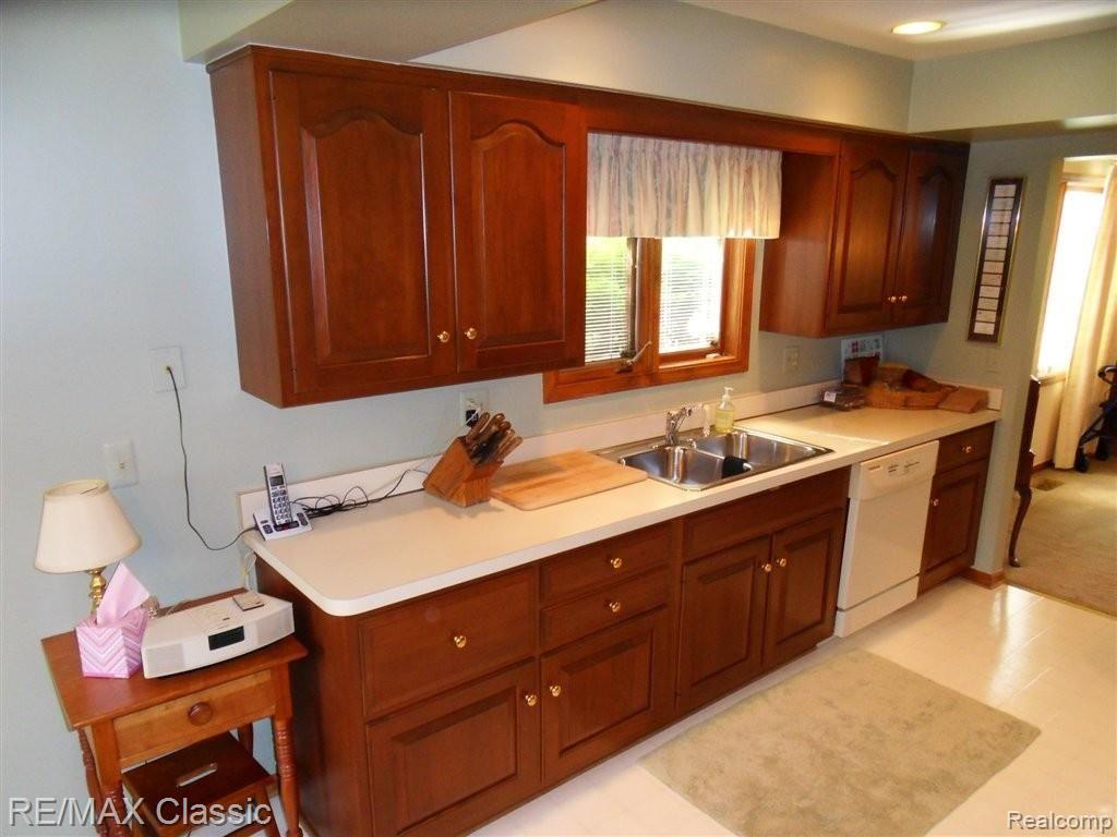 968 GreenView Court Rochester, MI 48307 - Photo 7 of 42 SDC19542.JPG