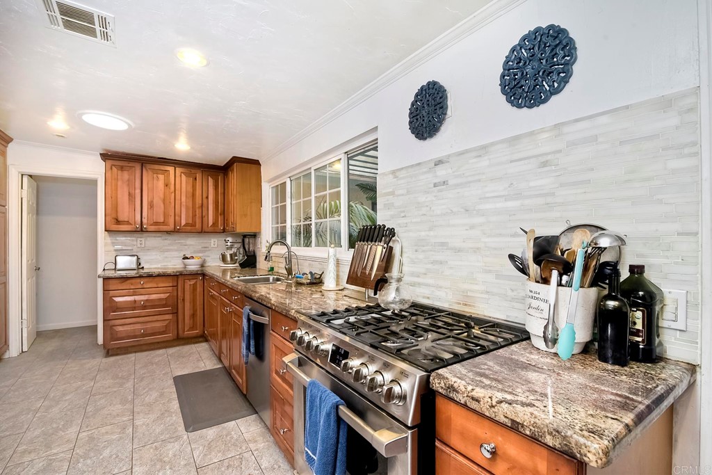 1674 Hilcorte Drive Escondido, CA 92026 - Photo 8 of 38