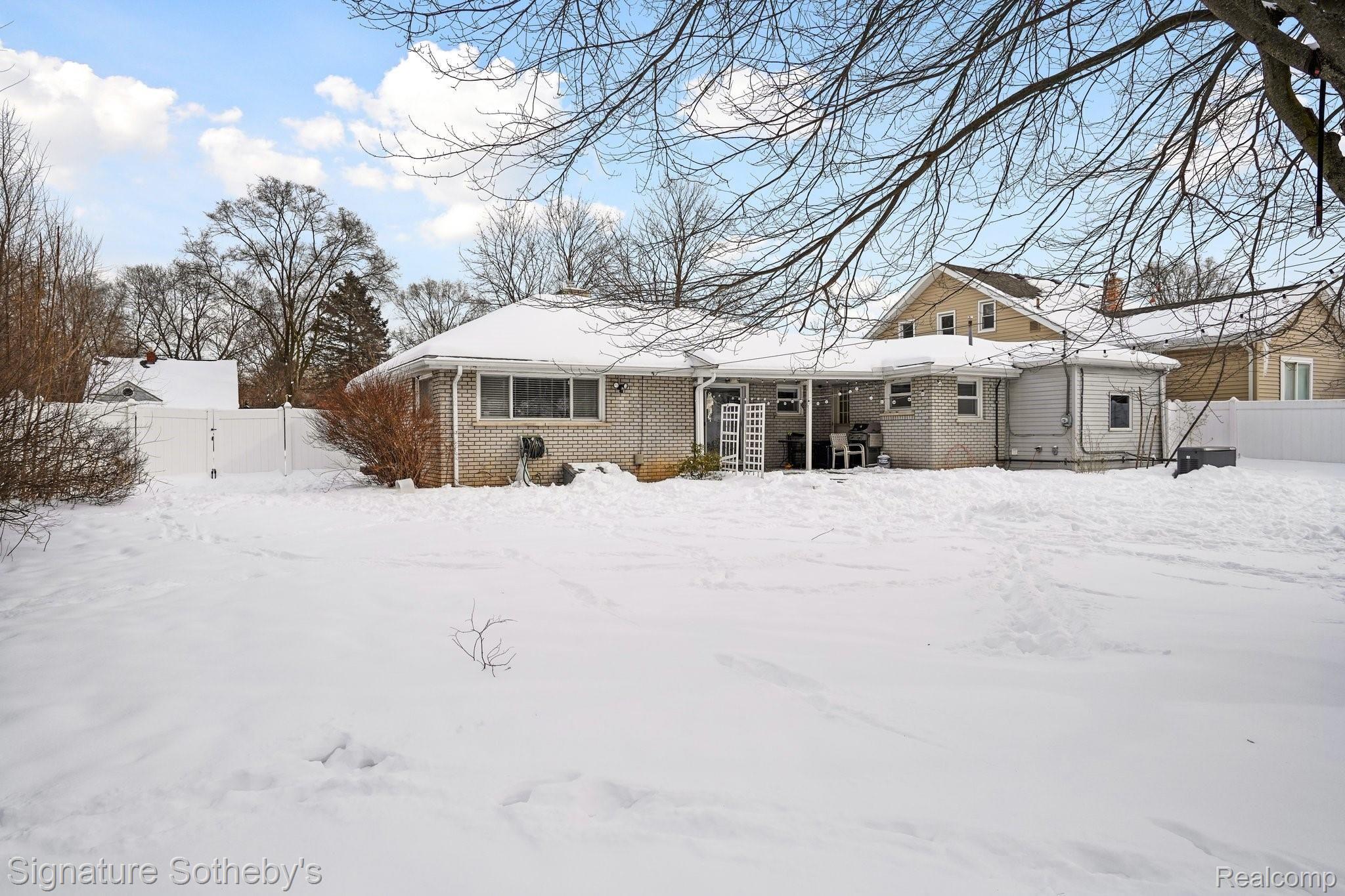 21127 Inkster Road Farmington, MI 48336 - Photo 2 of 24 8-web-or-mls-21127 Inkster Road Farmington Hills - 07.jpg