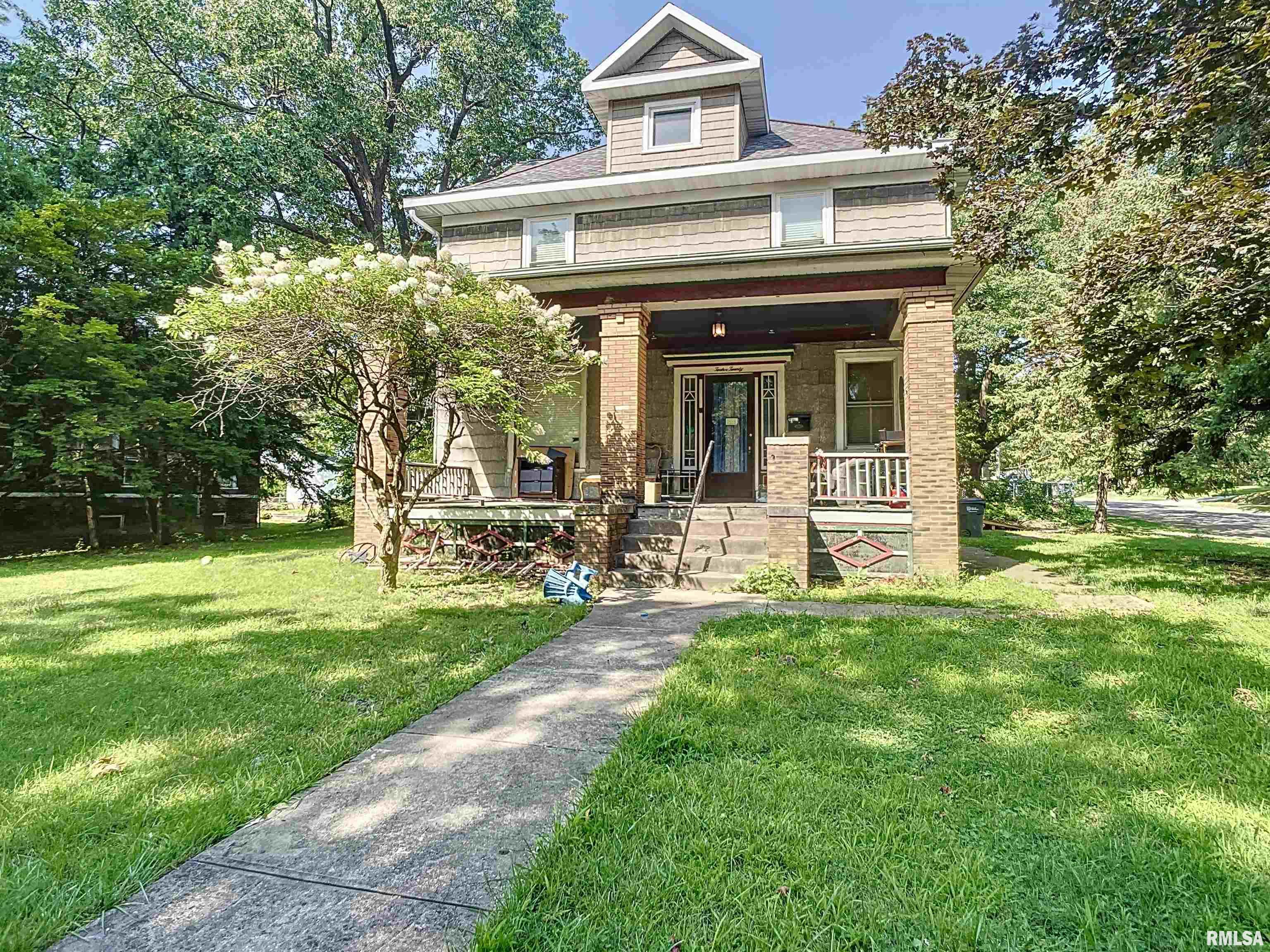 1220 Warren Street Davenport, IA 52804 - Photo 1 of 30