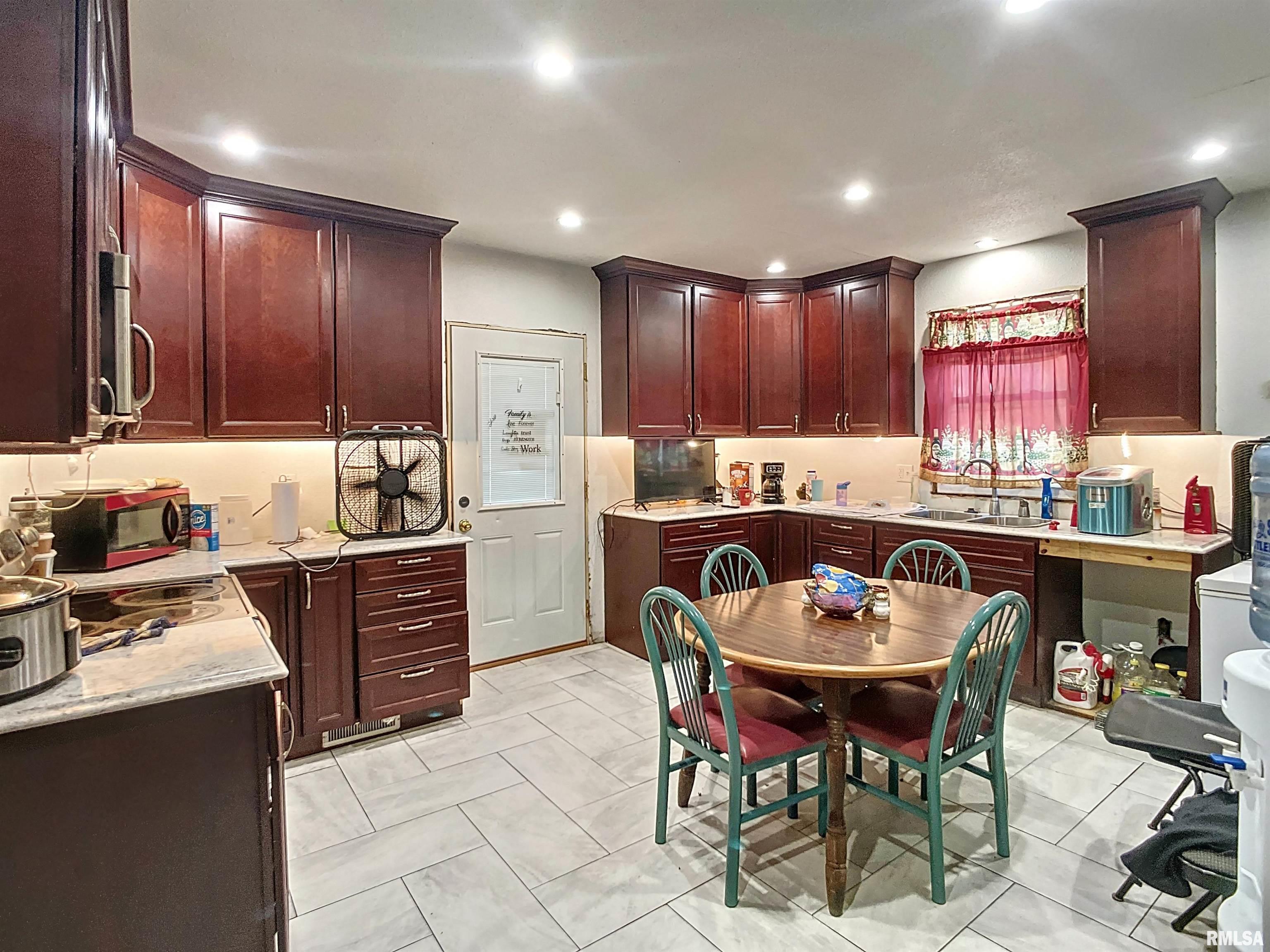 1220 Warren Street Davenport, IA 52804 - Photo 5 of 30