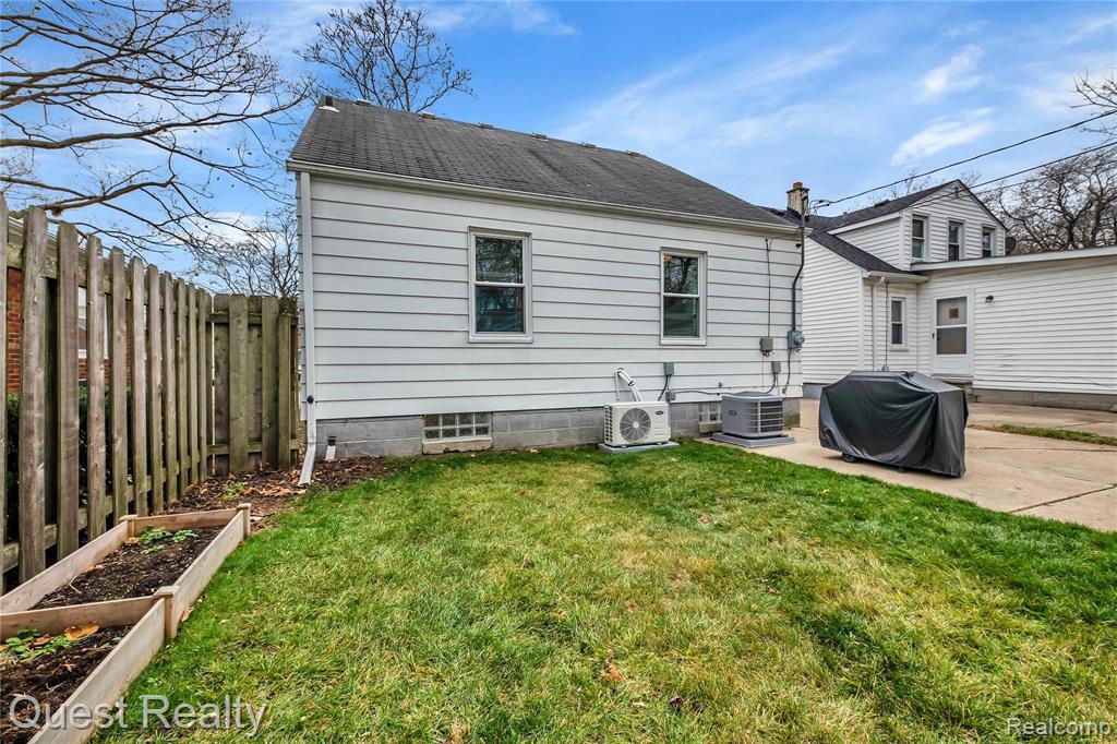 1974 Hampton Road Grosse Pointe Woods, MI 48236 - Photo 4 of 28