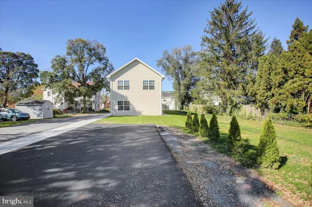 a view of a house with backyard and garden
