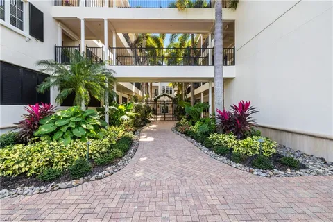 $4,000,000 | 1400 Gulf Shore Boulevard North, Unit 201, Naples, FL 34102