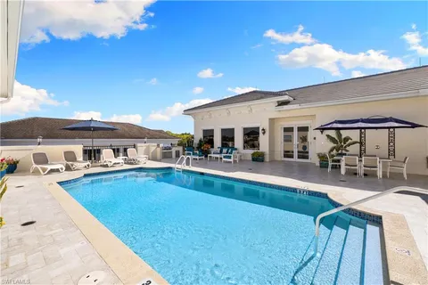 $4,000,000 | 1400 Gulf Shore Boulevard North, Unit 201, Naples, FL 34102