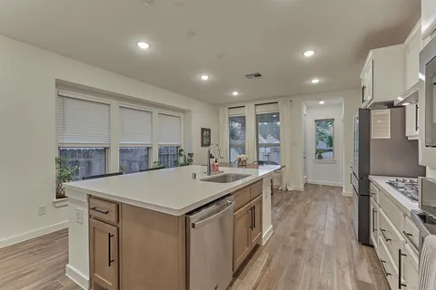 $472,000 | 530 West Cascade Heights Drive, Montgomery, TX 77316