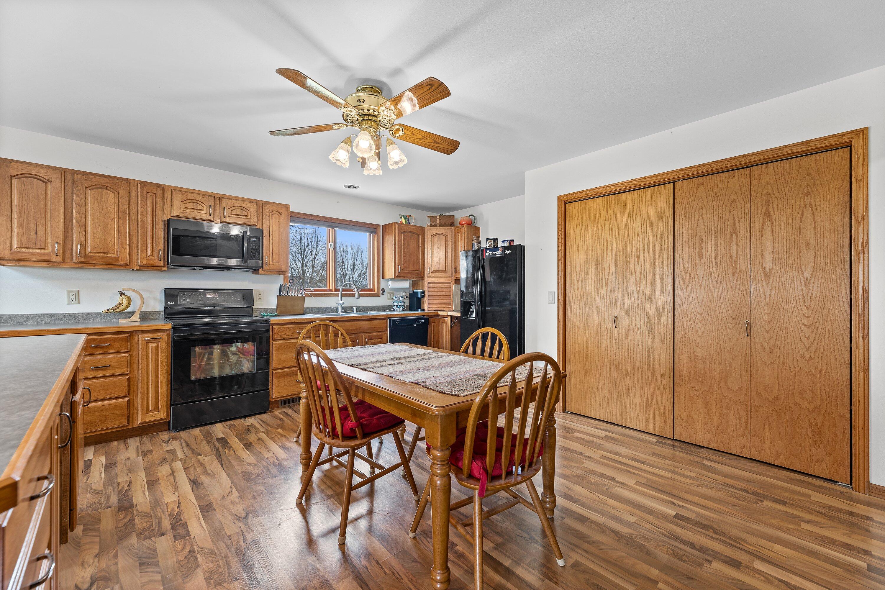 7293 Aurora Road West Bend, WI 53090 - Photo 20 of 95 eat-in kitchen