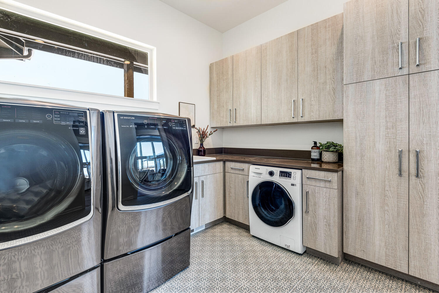 64790 Hunnell Road Bend, OR 97703 - Photo 41 of 50 Utility/Laundry Room