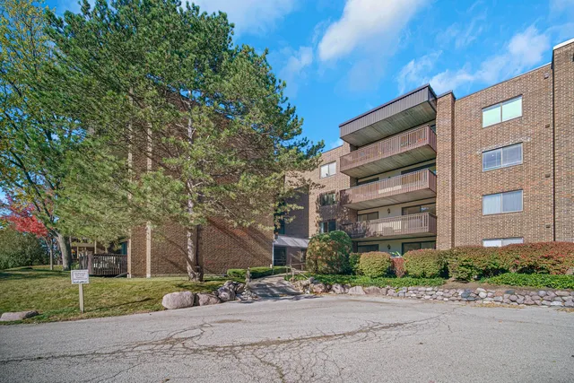 $155,000 | 690 Chandler Road, Unit 302, Gurnee, IL 60031