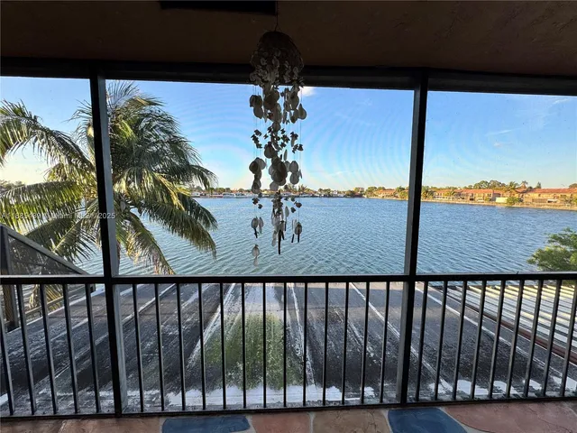 $385,000 | 2531 West 60th Place, Unit 10518, Hialeah, FL 33016