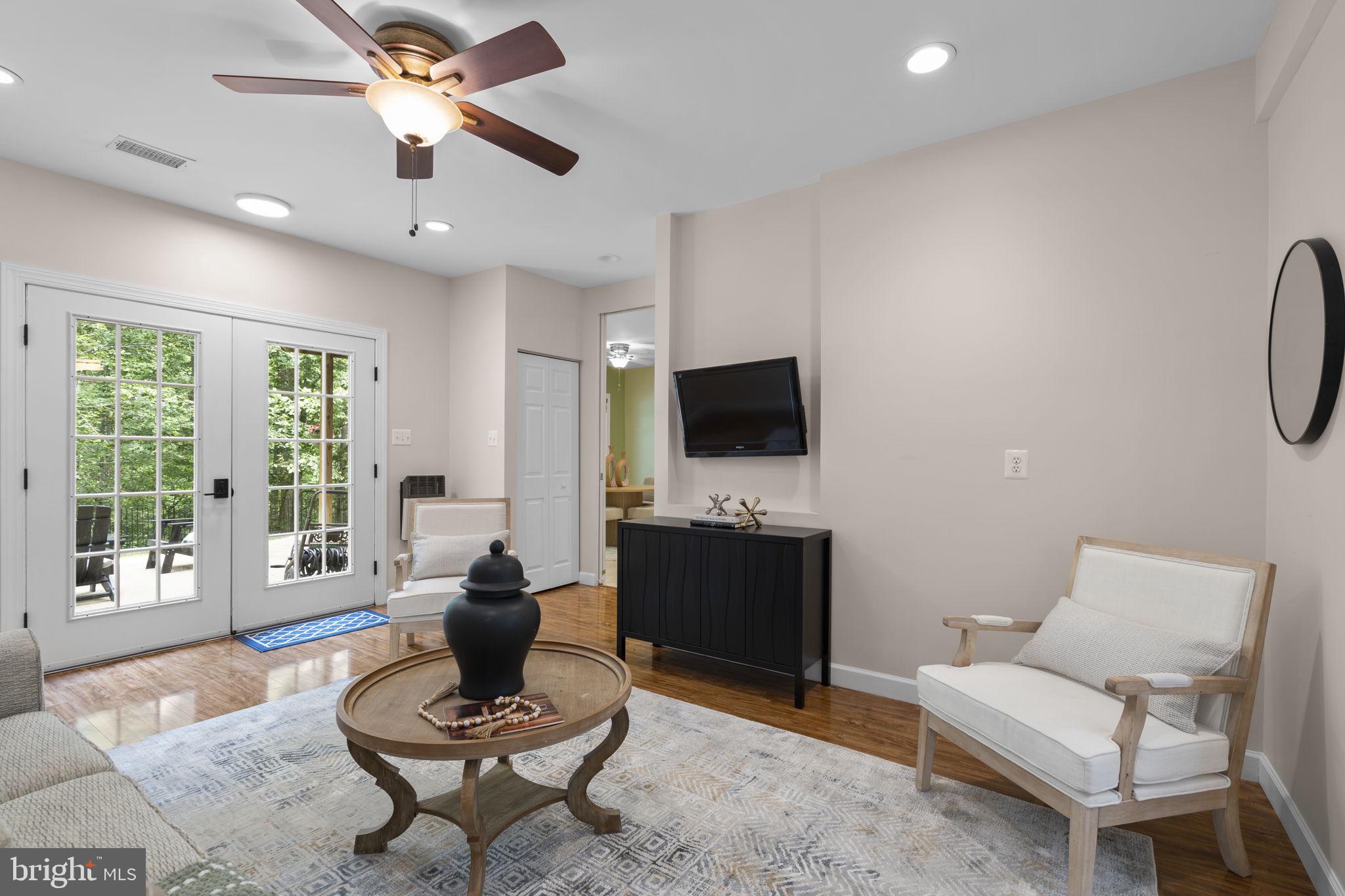 18429 Woodburn Road Leesburg, VA 20175 - Photo 67 of 82 Sitting room in apartment