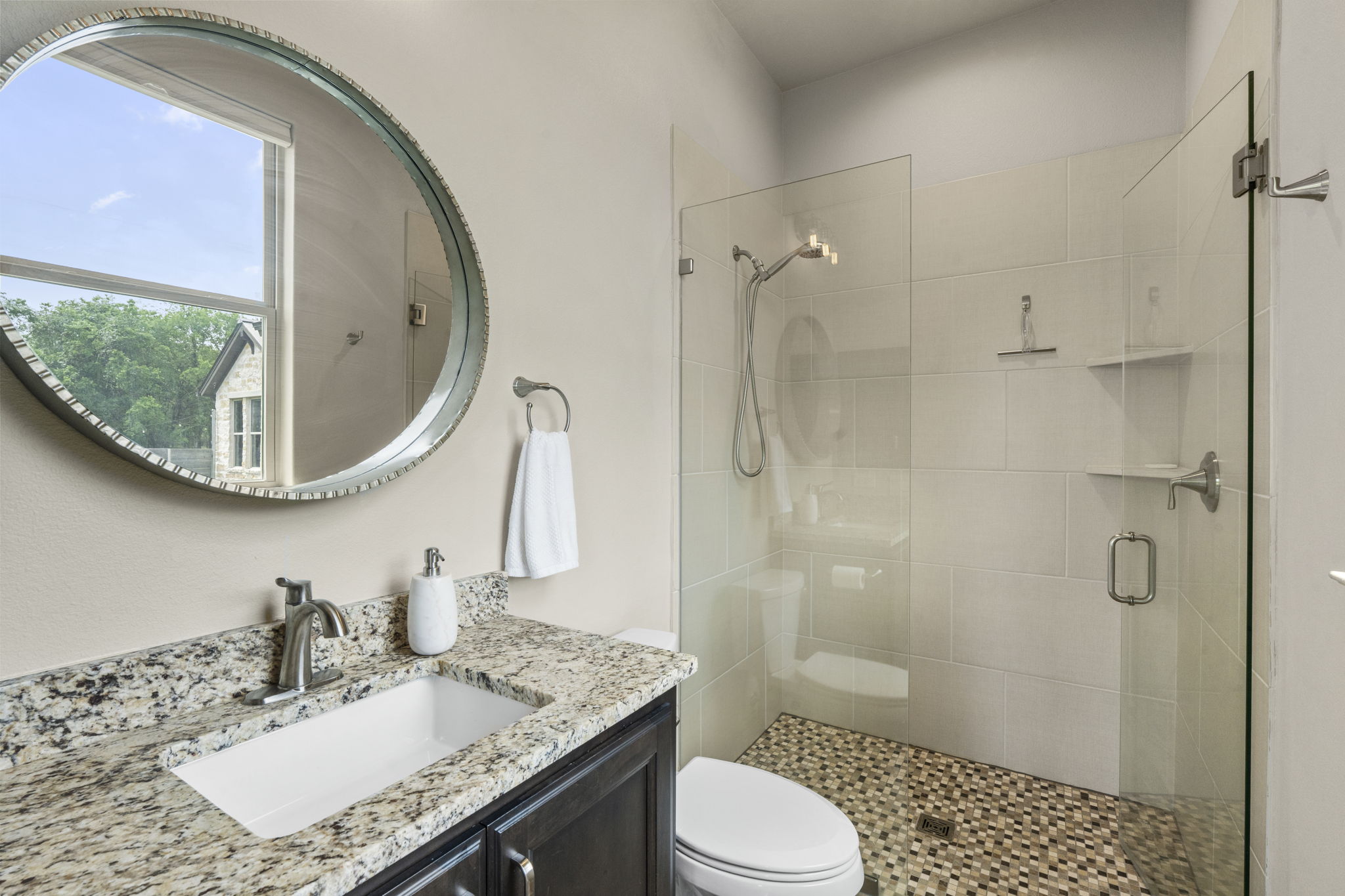 16202 Remuda Trail Buda, TX 78610 - Photo 27 of 40 Full bathroom with walk-in shower in guest quarters
