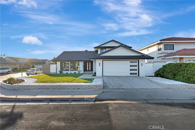 $1,989,000 | 21211 Binghampton Circle, Huntington Beach, CA 92646