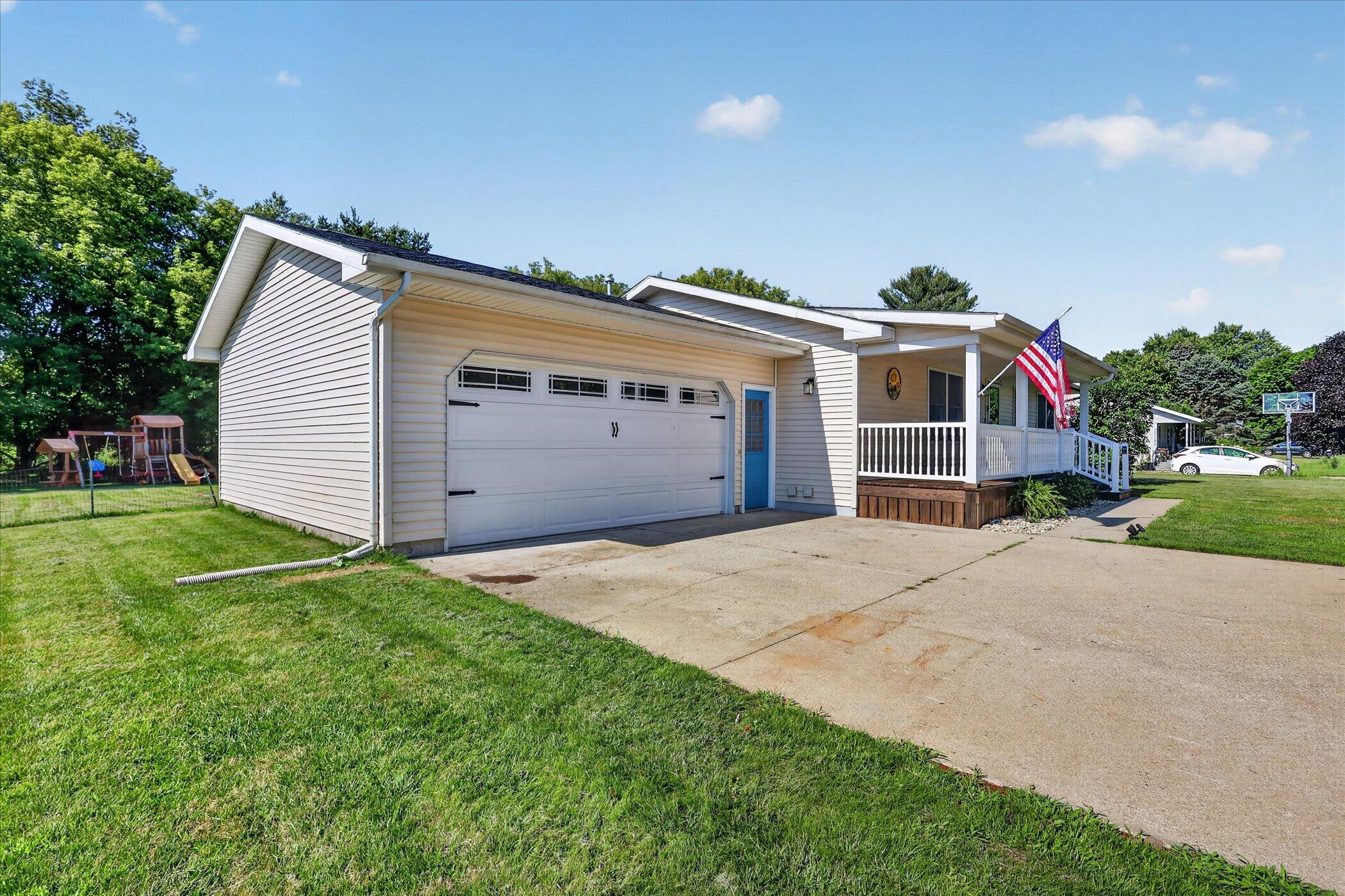 117 Charlotte Street Edmore, MI 48829 - Photo 2 of 44 Front