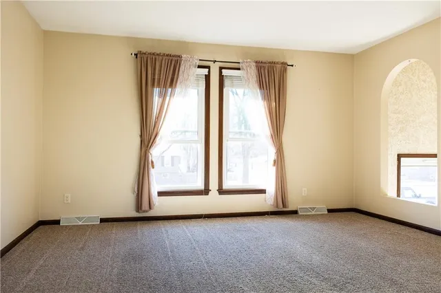 $281,000 | 7406 Northwest Belvidere Parkway, Kansas City, MO 64152