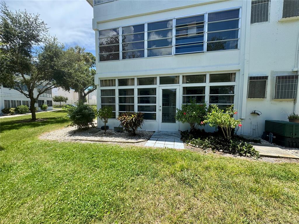11201 80th Avenue, Unit 101 Seminole, FL 33772 - Photo 23 of 31 a view of a house with backyard garden and sitting area