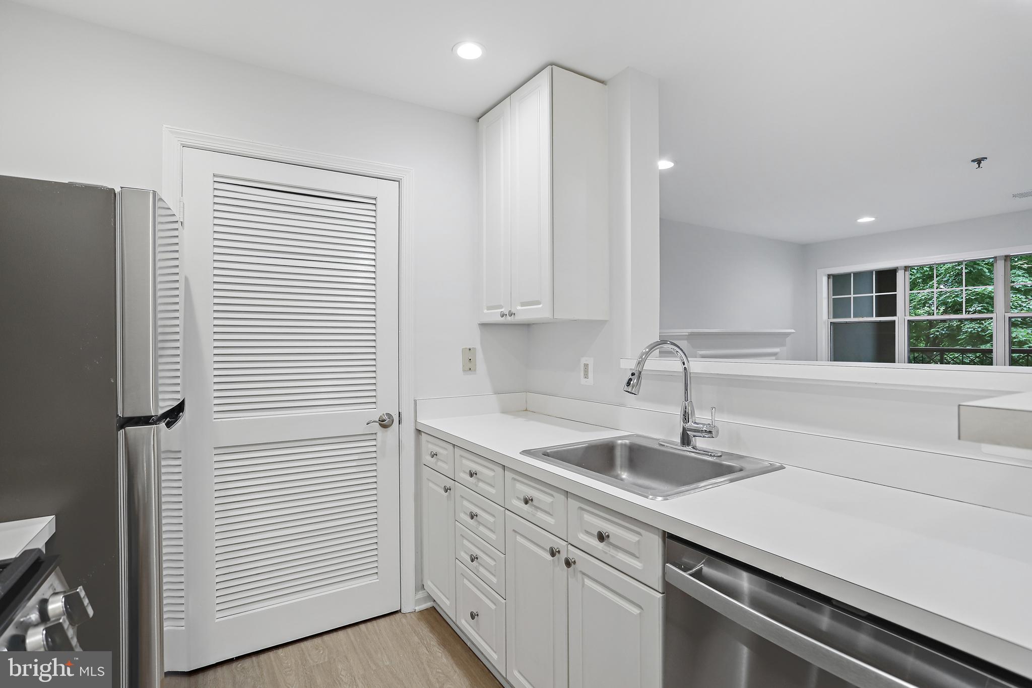 5563 Seminary Road, Unit 208 Falls Church, VA 22041 - Photo 6 of 33 Kitchen