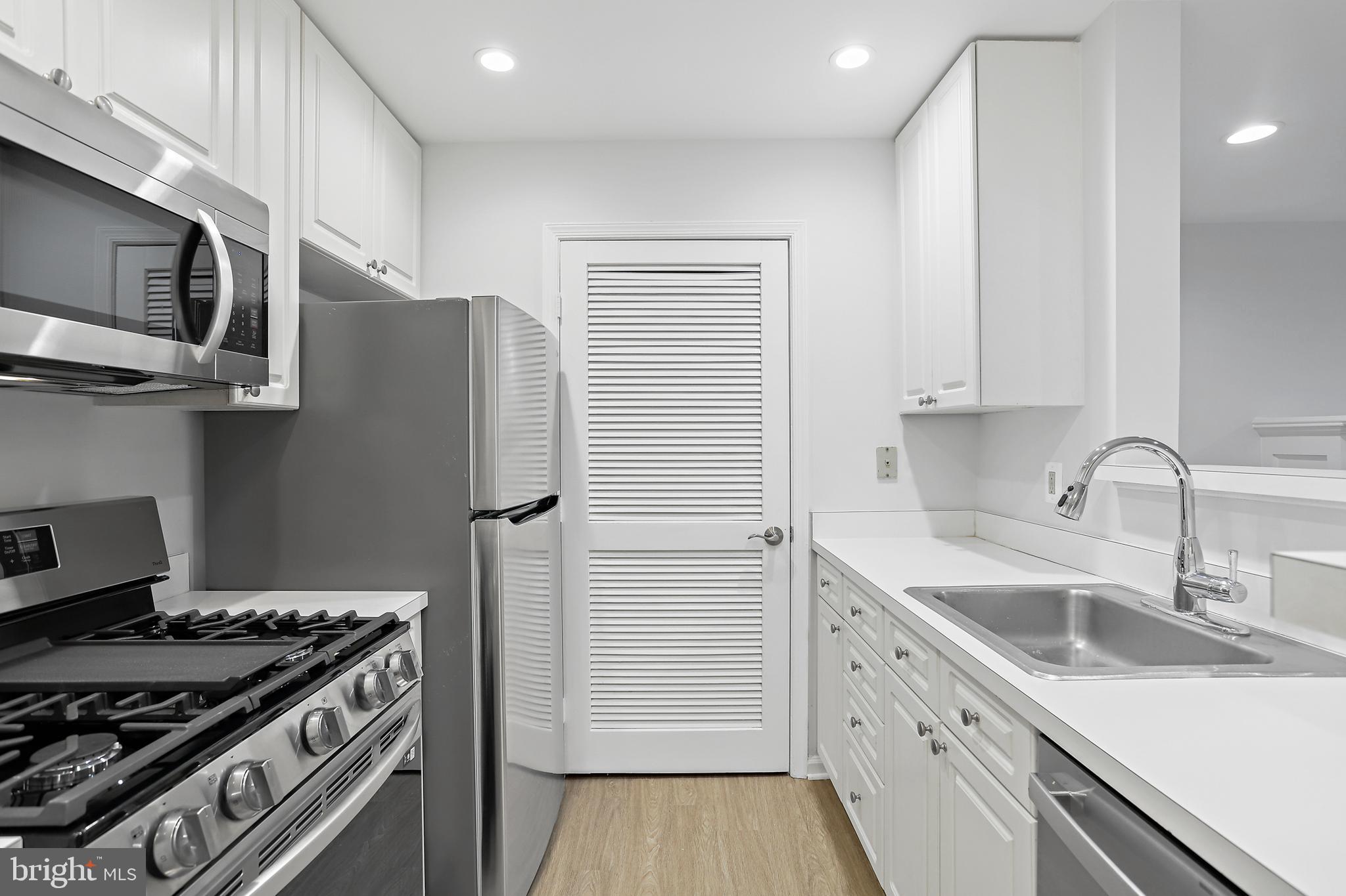 5563 Seminary Road, Unit 208 Falls Church, VA 22041 - Photo 7 of 33 Kitchen