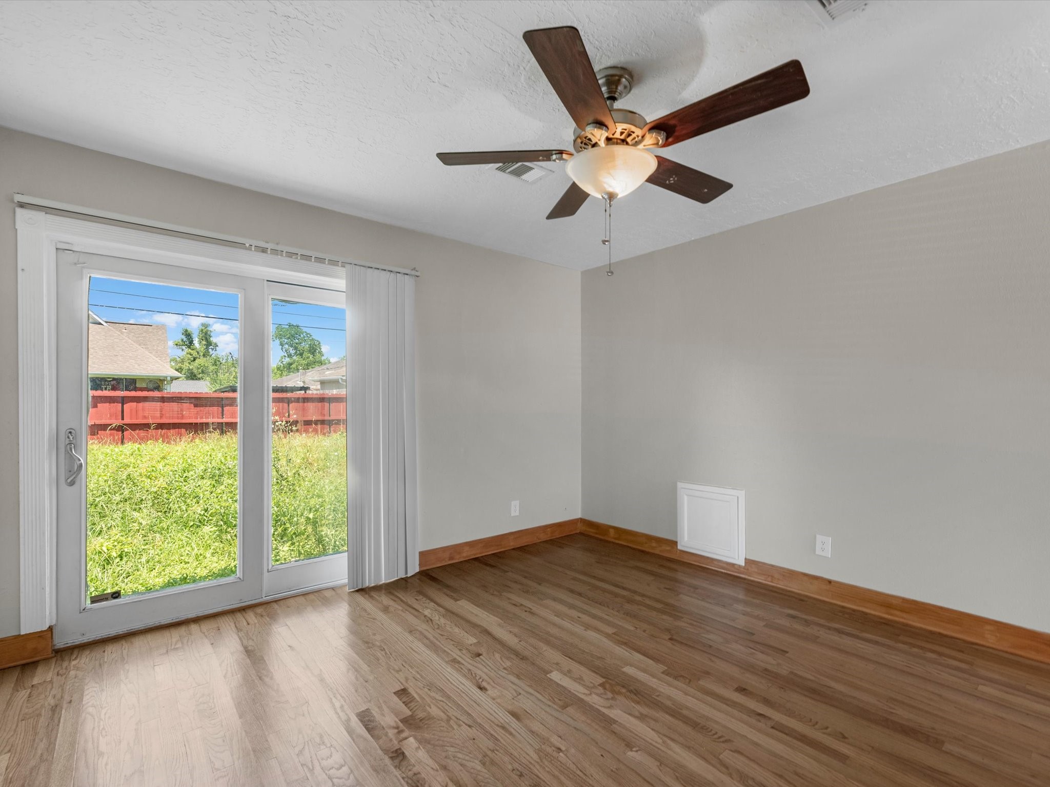 10319 Dunvegan Way Houston, TX 77013 - Photo 6 of 18