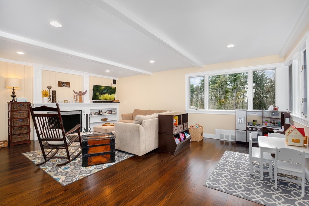86 Canterbury Road Lynnfield, MA 01940 - Photo 4 of 23 Gallery Image 4