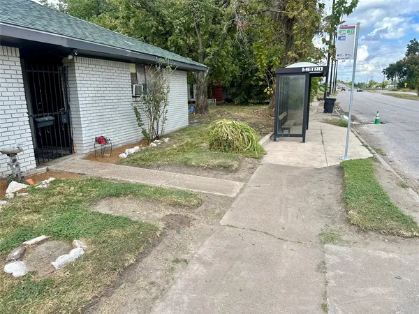 a view of a house with backyard