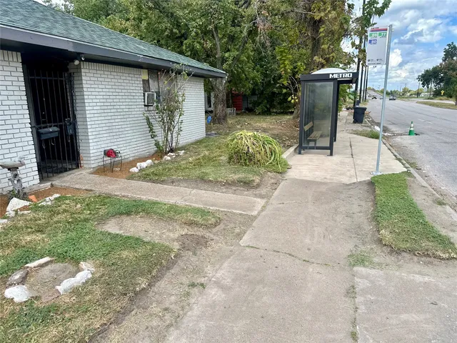 a view of a house with backyard