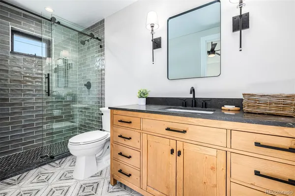a view of a livingroom with a ceiling fan